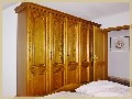 Hartholzschrank im 1. Schlafzimmer